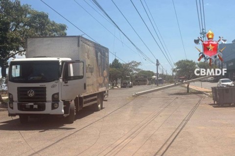 Caminhão que transportava pão de queijo bate em poste e derruba outras três estruturas na DF-250, no Itapoã
