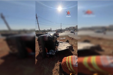 Acidente entre dois carros deixa duas mulheres feridas no Itapoã Parque