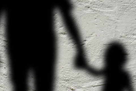 Mãe esquece filho de 3 anos em lanchonete e criança é encontrada dormindo na rua
