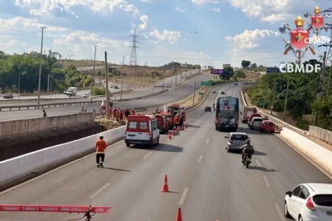 Pai e filho caem no Lago Paranoá após moto bater em mureta da Ponte do Bragueto