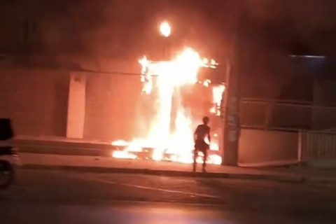 Morador em situação de rua é preso após colocar fogo em loja na Avenida do Paranoá