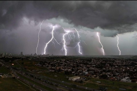INMET emite alerta laranja de tempestades para o DF e outros estados; veja os riscos