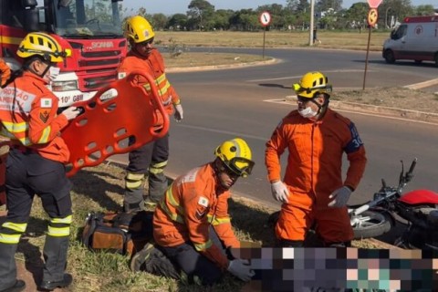 Motociclista fica ferido após bater contra poste no Paranoá Parque